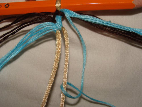 Схема фенечки на шнурке. Фенечки из мулине. Схемы фенечек. Как плести фенечки 