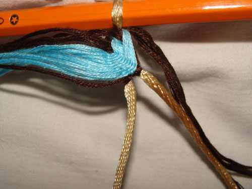 Схема фенечки на шнурке. Фенечки из мулине. Схемы фенечек. Как плести фенечки 